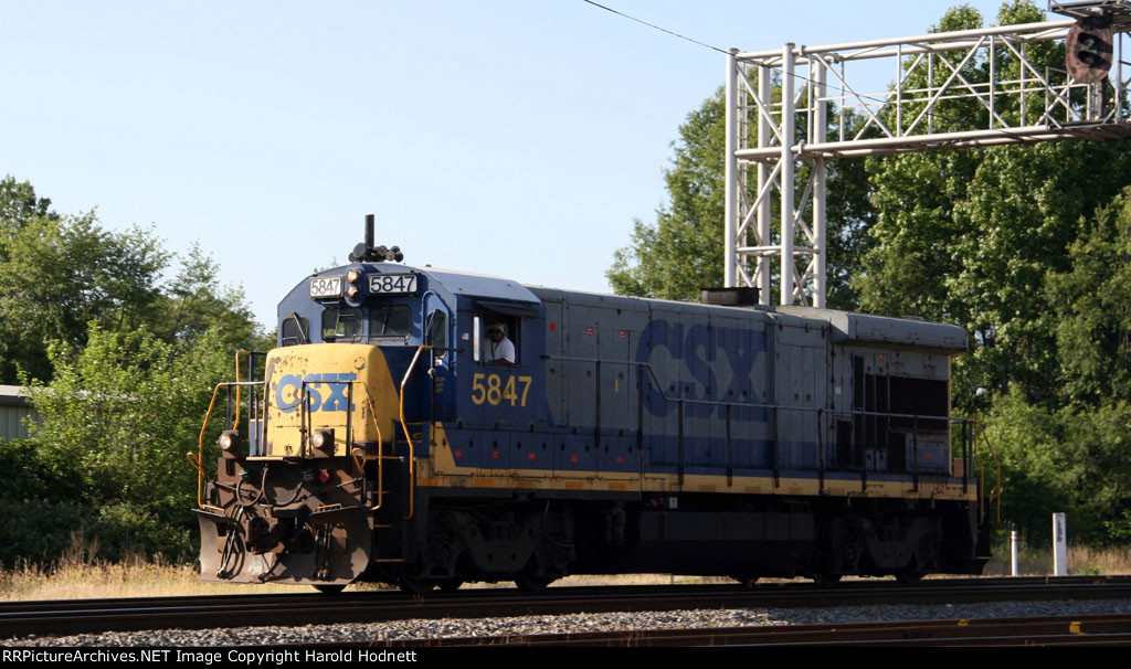 CSX 5847 passes under the signals at Charlie Baker